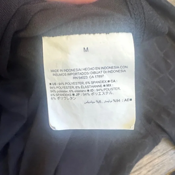 Old Navy Active Women’s Black Quarter Zip - Size Medium - Picture 6 of 6